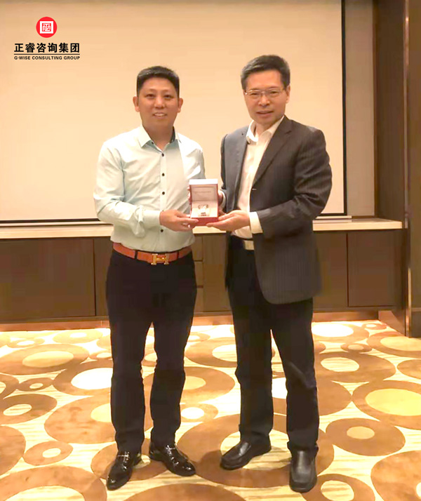 集團創始人合影(左:金濤教授 右:徐地華董事長) 集團創始人合影(左:金濤教授 右:徐地華董事長)