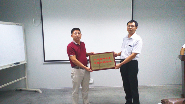 天行健贈(zèng)送正睿咨詢效益提升能手，管理升級專家牌匾