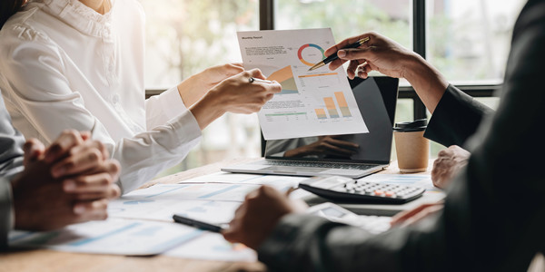 從績效數據中提取洞察:用分析推動決策制定 從績效數據中提取洞察:用分析推動決策制定