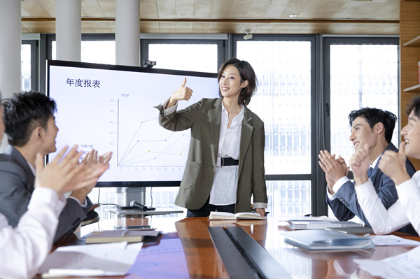 績效反饋：及時給予員工反饋，幫助員工提升