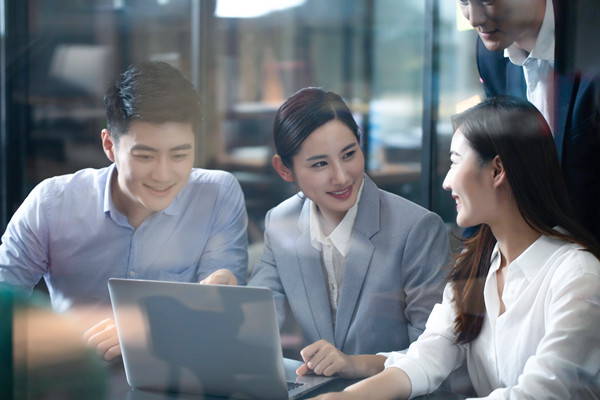 績效反饋：及時給予員工反饋，幫助員工提升